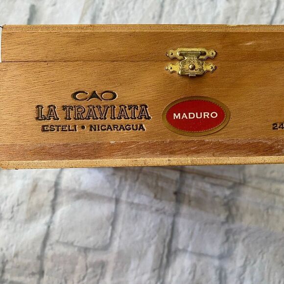 La Traviata wooden cigar box collectible with latch closure 8x8 - Picture 3 of 11